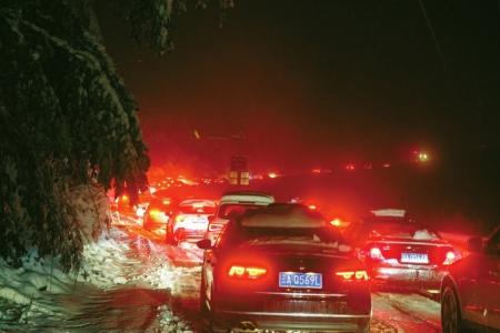 雪夜救援：折多山連降大雪路面結冰 千余車輛被困