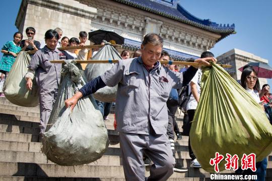 南京中山陵保潔員節(jié)慶不停歇 每天爬11760個(gè)臺(tái)階