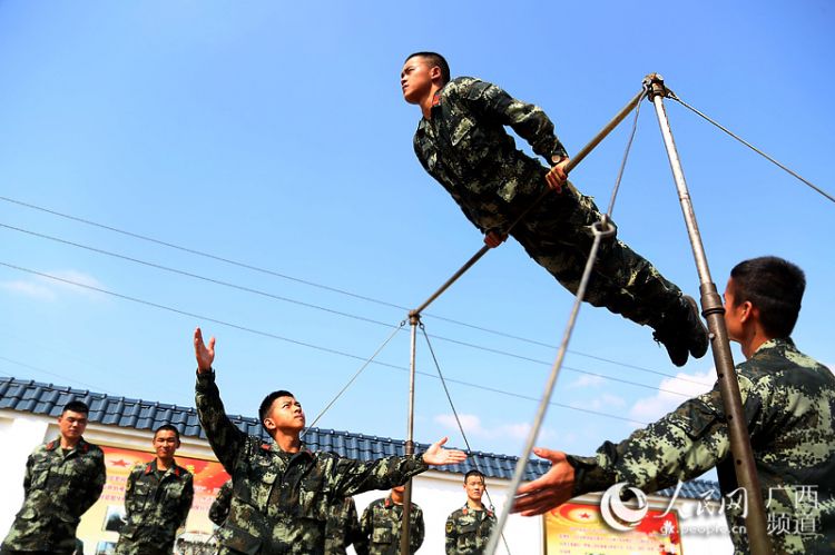 武警桂林支隊軍事比武競賽“戰味”十足（圖）