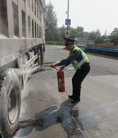 貨車突發自燃 臨沂玉平大橋收費站緊急救援