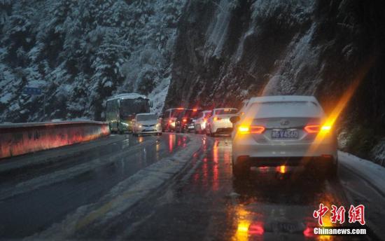 中國國慶假期進入返程高峰 多地降溫陰雨或影響出行