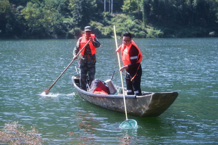 假日义务打捞队 助力乡村旅游