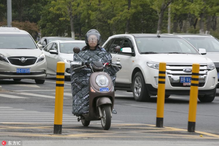 冷空氣影響江蘇無錫氣溫下降 市民為保暖“捂著”出行