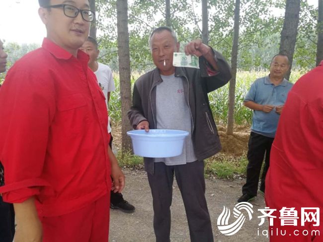 補償費拿到了，老鄉(xiāng)心里美滋滋