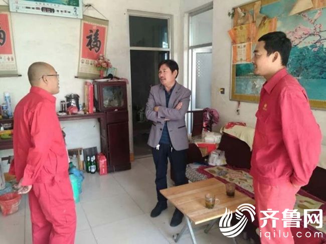 崔浩卞傳猛與漕河村王學良書記交談