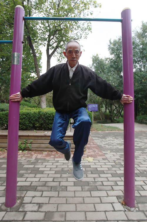 抗癌27载 老人练绝活
