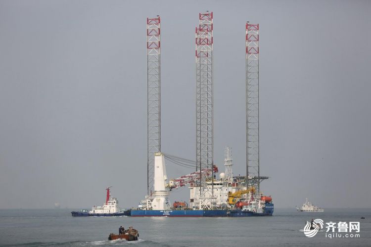 10月15日，多功能自升式海工平台缓缓驶离码头，前往阿联酋。（张进刚  摄7）13854260100.JPG