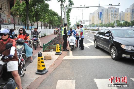 中國機動車駕駛人數突破4億 私家車持續快速增長