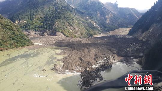 西藏雅鲁藏布江堰塞湖坝体开始过流 水位下降