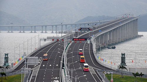 港珠澳大橋開啟大灣區新時代 通車首日旅客紛紛“打卡”