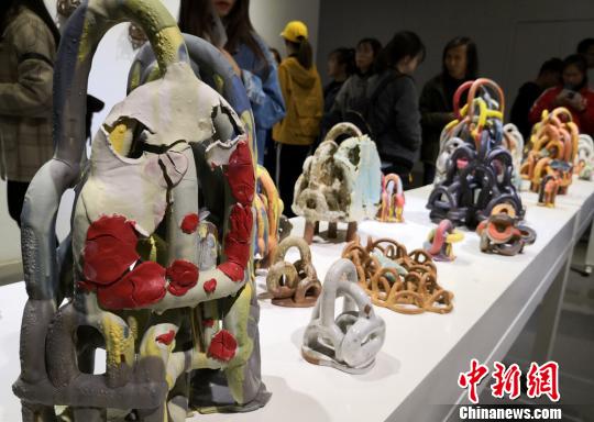 美國專家攜手甘肅學子 創作“中西結合”另類陶藝作品