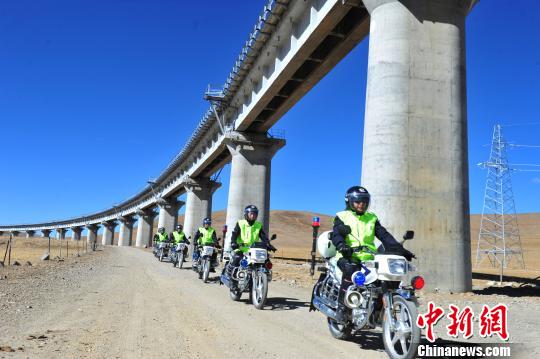 西藏民眾：守護(hù)青藏鐵路是守護(hù)西藏的“幸福之路”