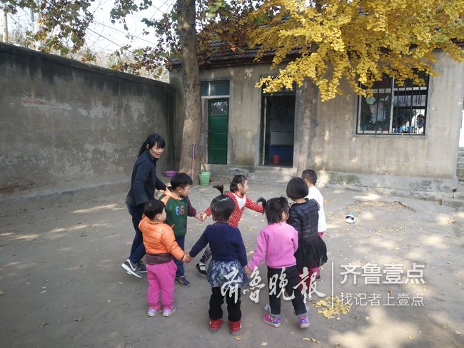 在濟南南部山區，一個幼兒園老師和她的十二個孩子