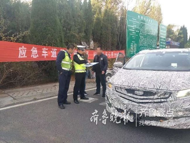 轎車“斑馬裝”欲上高速，原來是實驗人員在實驗新車