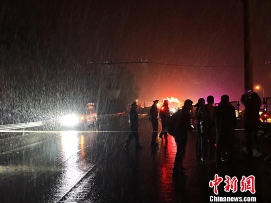 甘肅車禍致15人遇難40余人受傷 生命救援雪夜進行