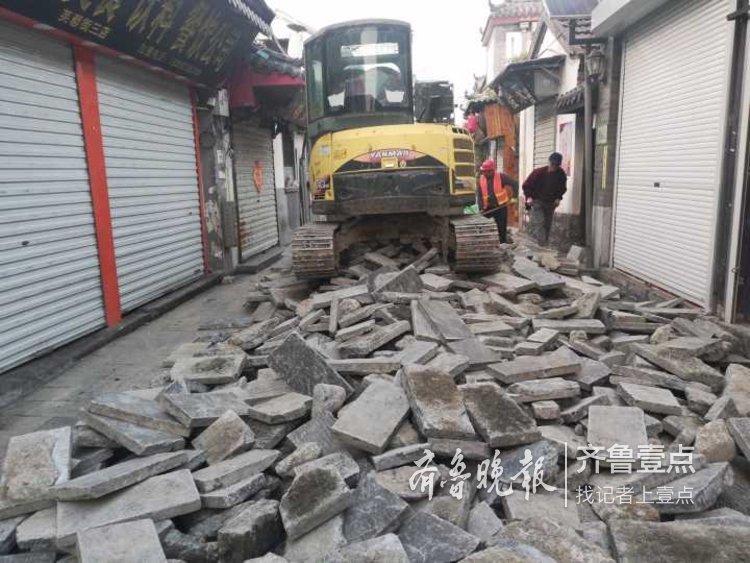 濟南芙蓉街施工，撬開石板先挖下水道