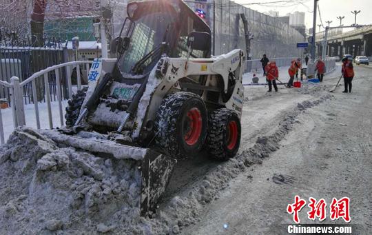 烏魯木齊持續降雪停止 環衛工人及時清雪保暢通