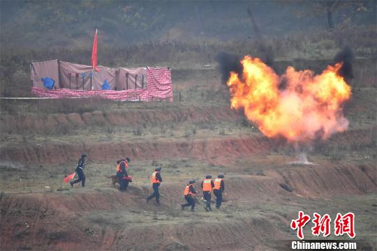 中部四省公安特警紅藍對抗反恐實戰演練在鄂舉行