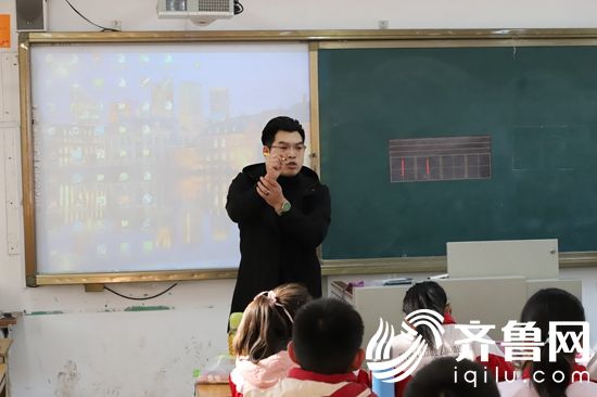 “書寫中國”項(xiàng)目負(fù)責(zé)人走進(jìn)文昌中心小學(xué)進(jìn)行指導(dǎo)