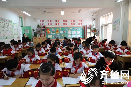 “書寫中國”項(xiàng)目負(fù)責(zé)人走進(jìn)文昌中心小學(xué)進(jìn)行指導(dǎo)