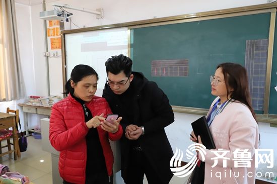 “書寫中國”項(xiàng)目負(fù)責(zé)人走進(jìn)文昌中心小學(xué)進(jìn)行指導(dǎo)