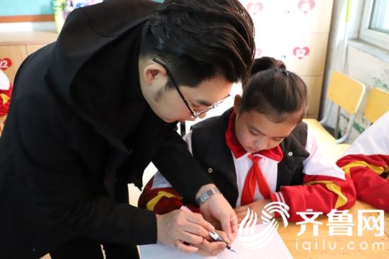 “書寫中國”項(xiàng)目負(fù)責(zé)人走進(jìn)文昌中心小學(xué)進(jìn)行指導(dǎo)