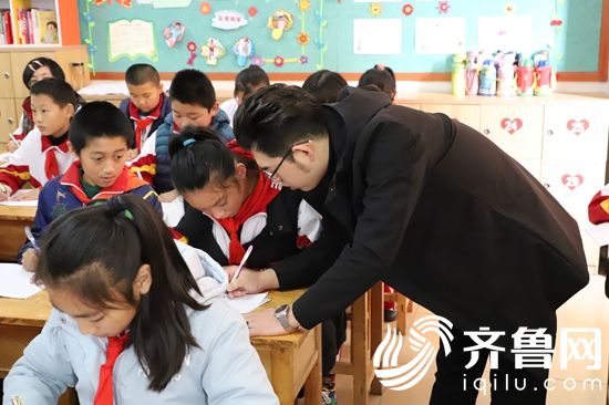“書寫中國”項(xiàng)目負(fù)責(zé)人走進(jìn)文昌中心小學(xué)進(jìn)行指導(dǎo)
