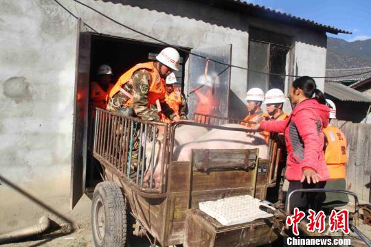 金沙江堰塞湖洪峰抵達云南迪慶 當地武警緊急轉移3300余人