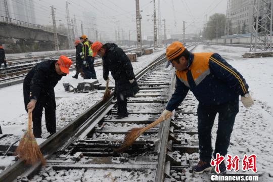 受連續(xù)降雪影響 中鐵蘭州局啟動應(yīng)急預(yù)案保通暢