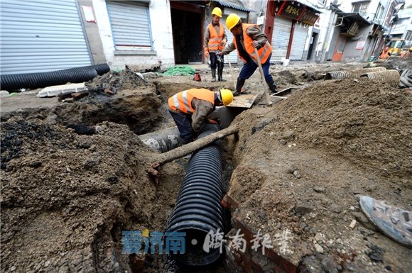 濟(jì)南芙蓉街地下裝“巨無霸”管道啦！