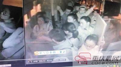 男童公交車上突發疾病 女司機這一操作贏得點贊