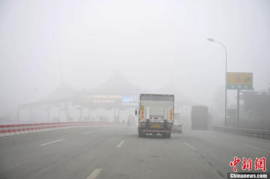 四川頻遭大霧天氣 成都變“霧都”