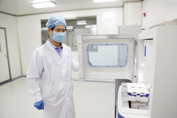 德州仲建军在实验室 (2)