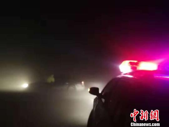 烏魯木齊大風降雪齊襲 機場臨時關(guān)閉多條高速公路雙向管制