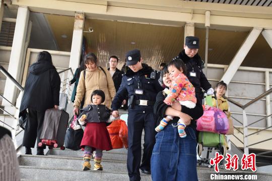 安徽合肥鐵警啟動應急預案 確保雨雪天氣鐵路運輸安全