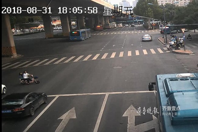 奪命搶黃燈，路口“壓哨”引發(fā)事故！90后騎車人身亡