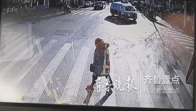 斑馬線前公交車禮讓行人 白發老人對司機當面致謝