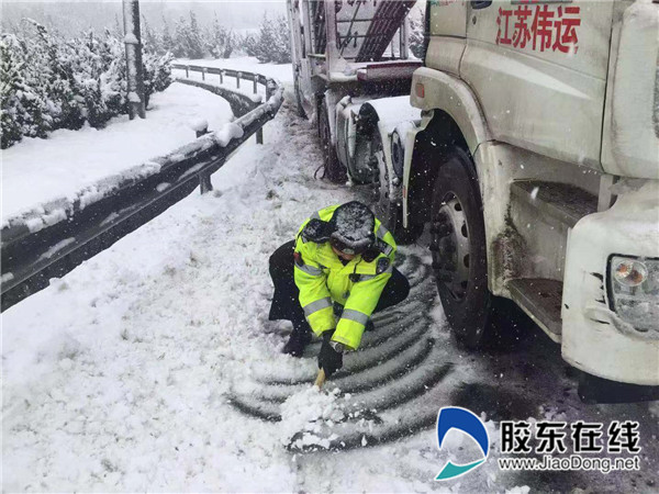 雪天上演“車在囧途”民警一鍬一鍬鏟出平安路