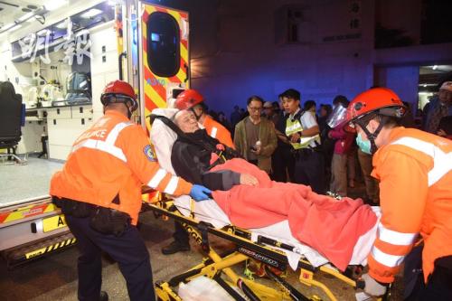 香港一居民樓發生火災致1死2傷 300余名住客疏散