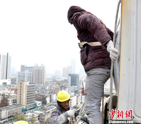 農民工帶癱瘓丈夫務工 每日背近百袋涂料養家(圖)