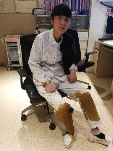 跪在產床雙手顫抖 女護士這張照片讓人心疼