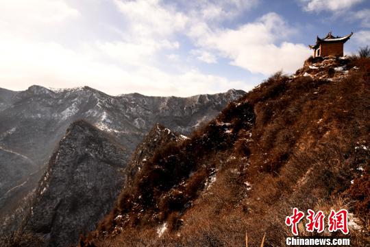 甘肅渭源太白山黃土交織白雪壯麗雄渾