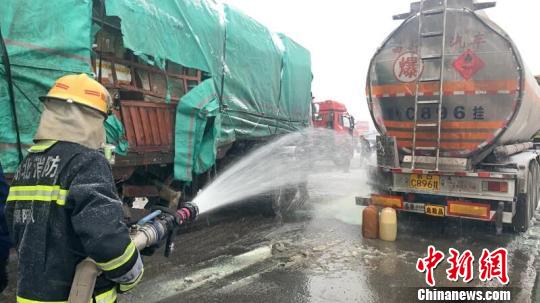 湖北襄陽：槽罐車雪天遭追尾致大量柴油泄漏