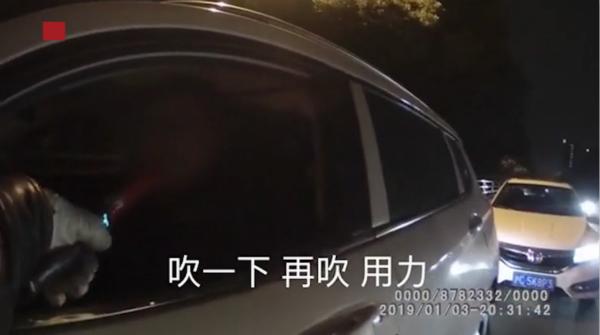 男子被查酒駕“甩鍋”大蒜頭？ 實(shí)際元兇是兩只醉蟹