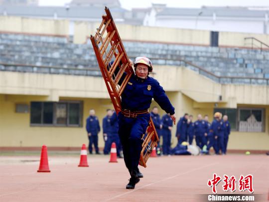 湖北咸寧消防隊員數九寒天開展冬訓體能對抗