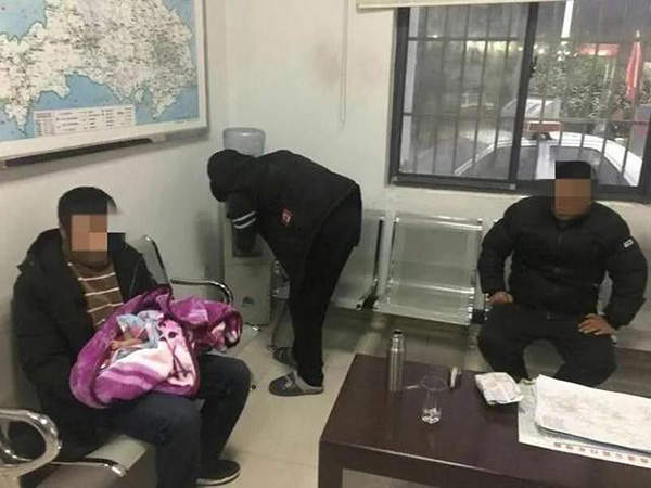 湖北警方刑拘7名販賣嬰兒嫌犯，女嬰被販賣時還未剪臍帶