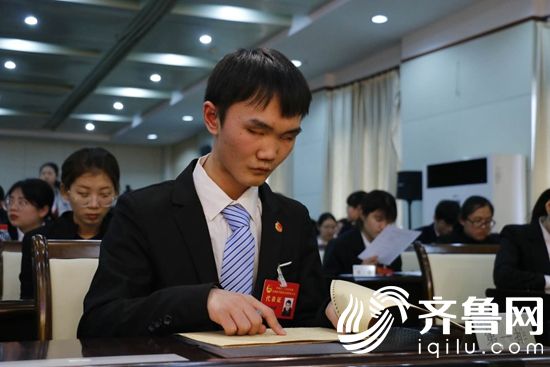 認真“填寫”選票
