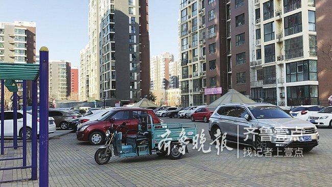 濟南一小區路面停滿車,地下車庫卻改為超市,咋回事？