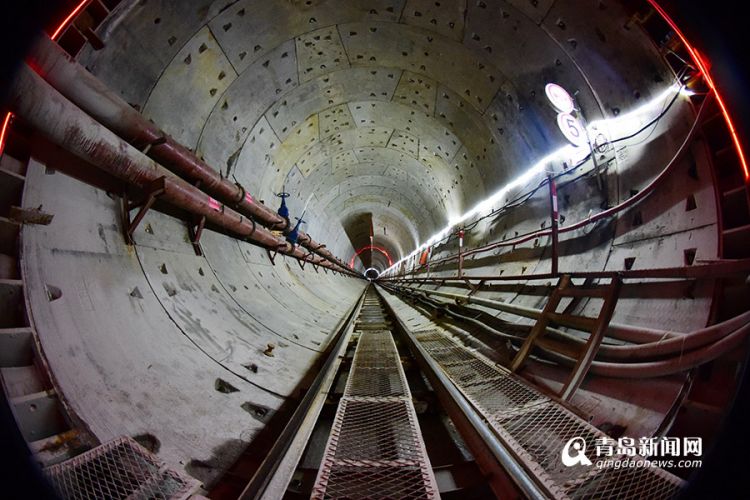 高清：青島地鐵8號線7座車站主體已封頂 春節不停工