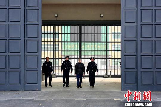 辽宁省监狱组织服刑人员离监探亲 回家过春节